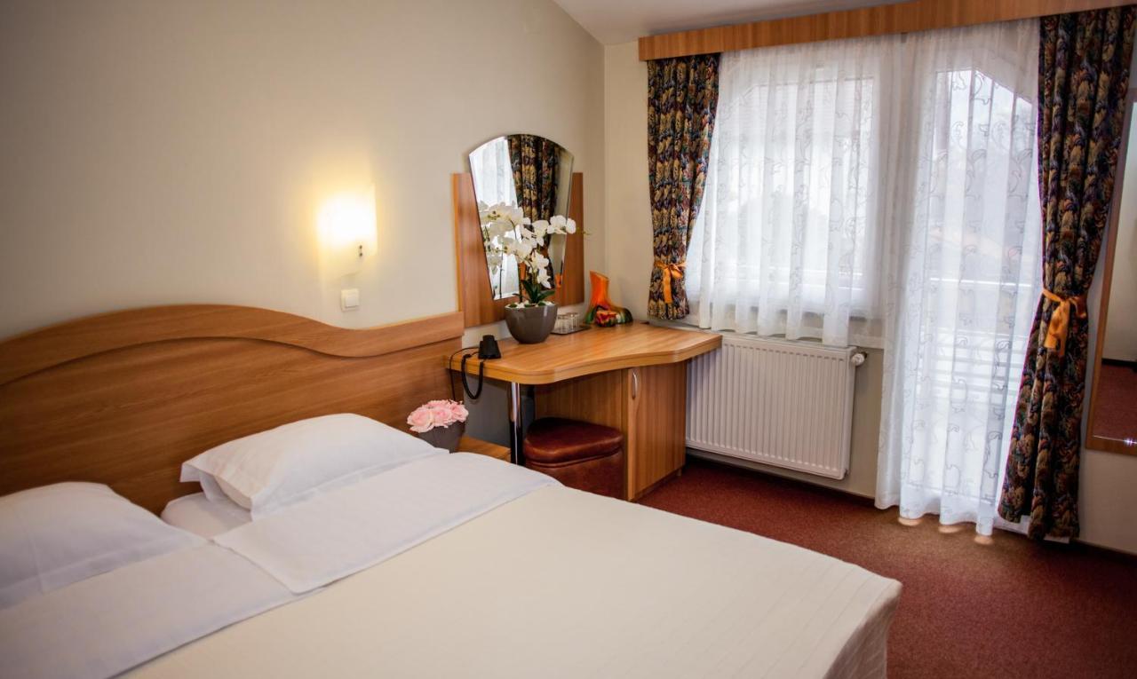 Villa Brussels Дева Екстер'єр фото